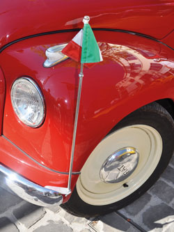 rotes Auto mit Italien-Wimpel