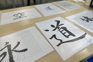 Japanische Kalligraphie mit Tusche auf weißem Papier