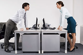 Mann und Frau in Konfliktsituation im Büro